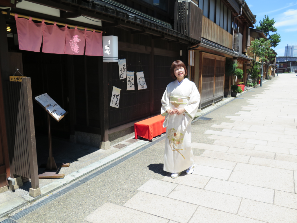 着物を着る女性